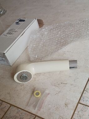 KITCHEN FAUCET/EXTENSION PULL OUT SPRAY SPOUT. IVORY/RETRACTABLE,MOEN